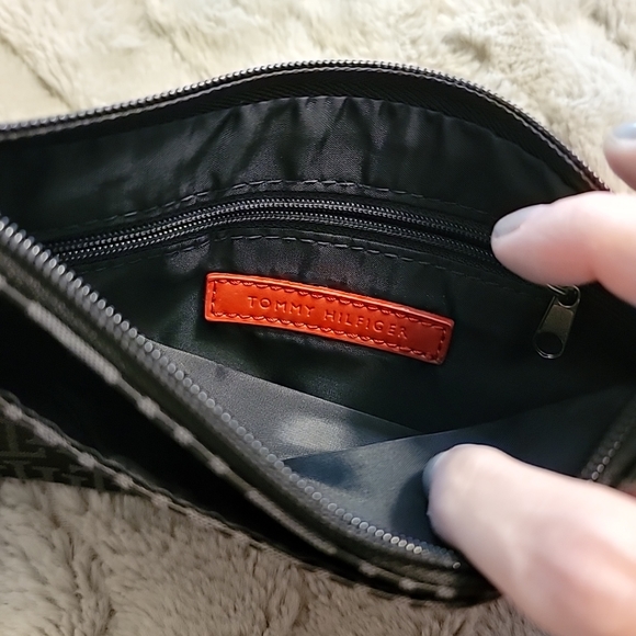 Tommy Hilfiger Black Logo Wristlet Wallet - Picture 4 of 8